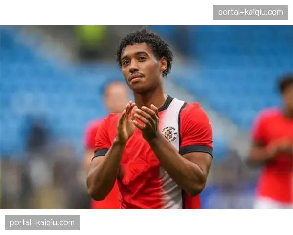 即时：富勒姆 vs 卢顿，比赛中因球迷医疗紧急事件暂停约十分钟