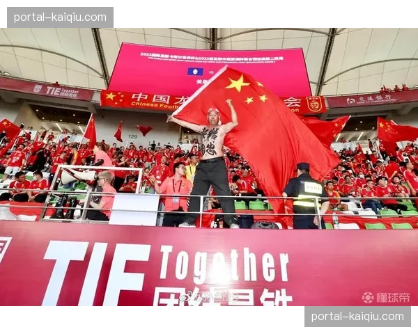 霍芬海姆训练基地开放日，数千名球迷到场支持