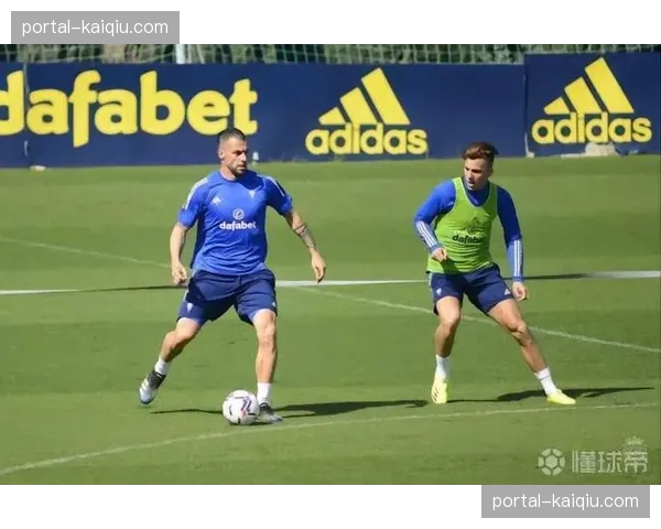 特写：绝杀后，加的斯老将内格雷多与看台上年幼儿子隔空庆祝